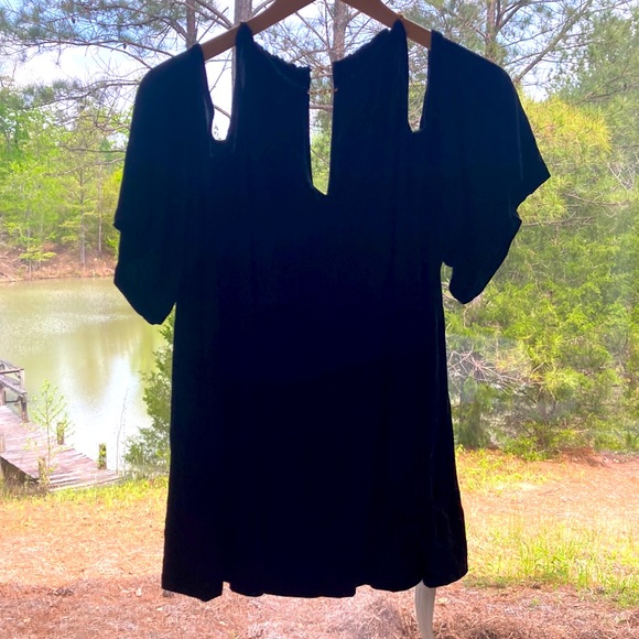 NWT BloomChic “BROOKE” Black poly jersey cold shoulder top. Necklace entry. 1x - Picture 1 of 9